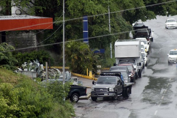 No mejora la situación de las colas para surtirse de gasolina en la frontera