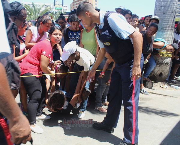 Desmayos, detenciones y abuso de autoridad caracterizan las colas para comprar comida en Vargas