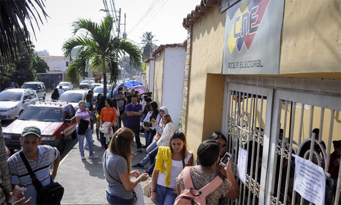 En Lara denuncian que deben retirar las firmas en el CNE por presión laboral