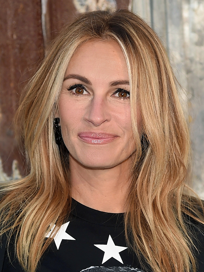 ¡Al natural! Sin importar su celulitis, Julia Roberts disfruta en bikini a sus 48 años (FOTOS)