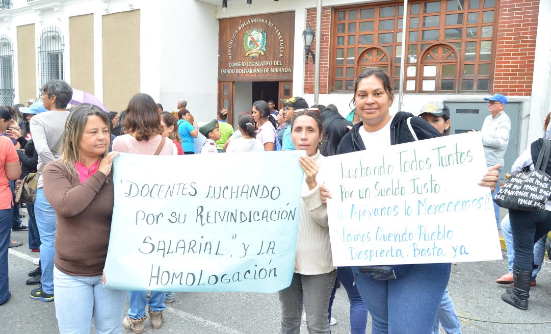 Docentes mirandinos protestaron frente al Clebm para exigir recursos para homologación