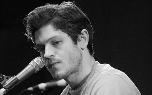 Ramsay Bolton tiene su lado cursi y romántico que expresa a través de la música (Video)