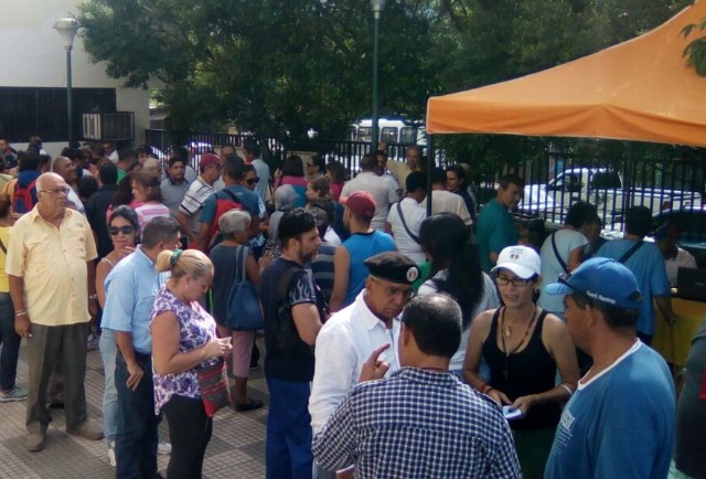 ¡En el segundo día! Puntos en Charallave llenos de gente esperando validar su firma