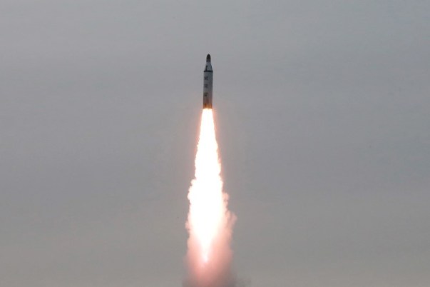 Foto de archivo de un misil lanzado por Coreal del Norte en una fecha no especificada. Abr 24, 2016. Corea del Norte lanzó en la mañana del miércoles lo que parece ser un segundo misil Musudan de mediano alcance tras un intento fallido realizado horas antes, dijeron militares surcoreanos. KCNA/via REUTERS/File Photo