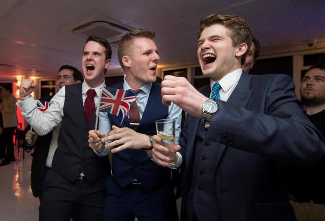  Un grupo de personas, a favor de la salida del Reino Unido de la Unión Europea, reacciona ante los resultados de un conteo de votos del referendo durante un "Leave.EU Referendum Party" hoy, jueves 23 de junio de 2016, en Londres (Reino Unido). EFE