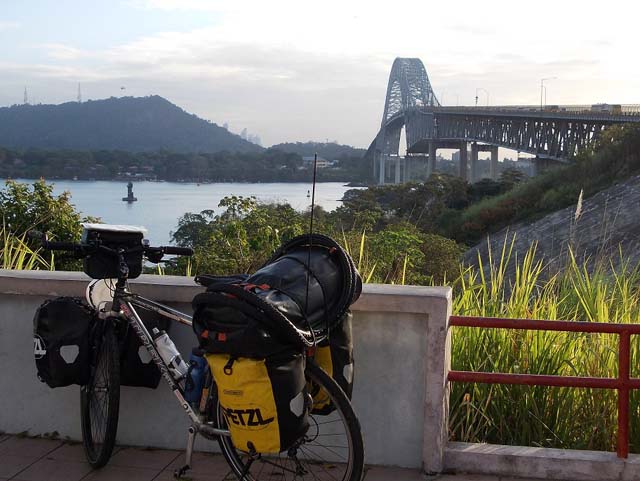 EA. Foto 1 Despues de cruzar el puente Las Americas sobre el canal de Panama