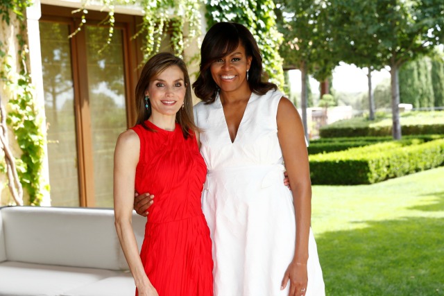 U.S primera dama Michelle Obama posa con Letizia de España reina en el palacio de la Zarzuela, cerca de Madrid, España, 30 de junio de 2016. Francisco Gómez / CASA DE S.M EL REY