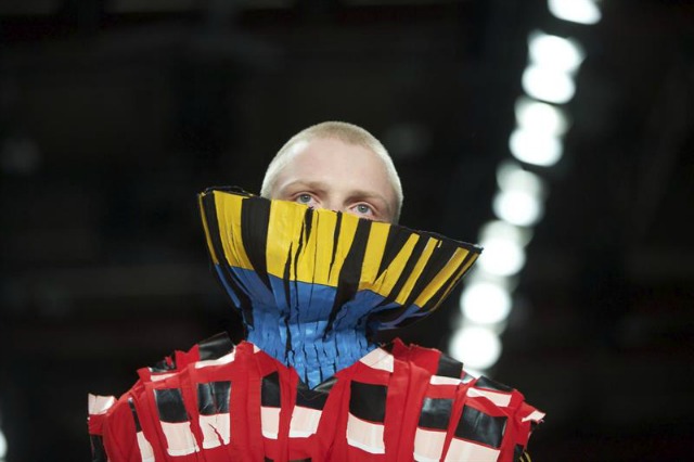 Un modelo muestra una creación de la colección primavera-verano 2017 del diseñador japonés Wataru Tominaga durante un desfile celebrado en el ámbito de la Semana de la Moda de Berlín (Alemania) hoy 30 de junio de 2016. EFE/Joerg Carstensen