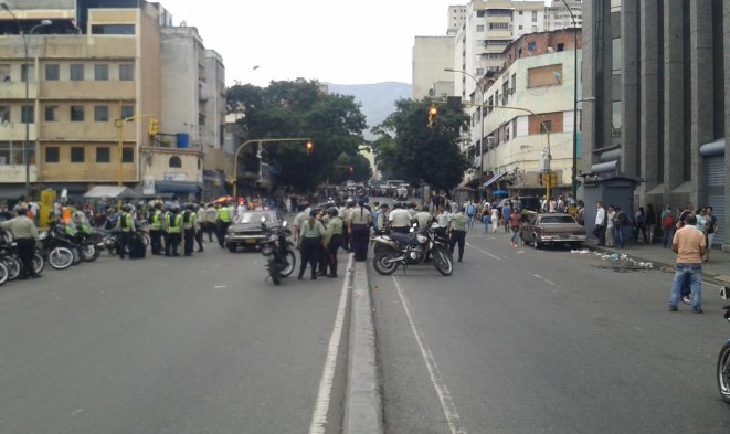 Buhoneros se enfrentaron a la PNB con botellazos en Quinta Crespo