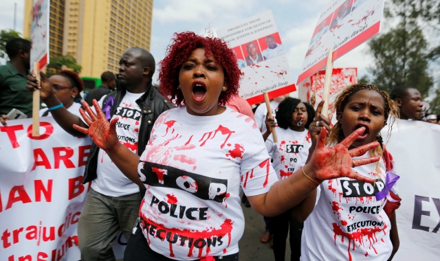 Un miembro de la sociedad civil canta consignas durante una protesta llamada "Detener las ejecuciones extrajudiciales" en el asesinato del abogado de derechos humanos, Willie Kimani, su cliente y su conductor en Nairobi, Kenia, 4 de julio de 2016. REUTERS / Thomas Mukoya