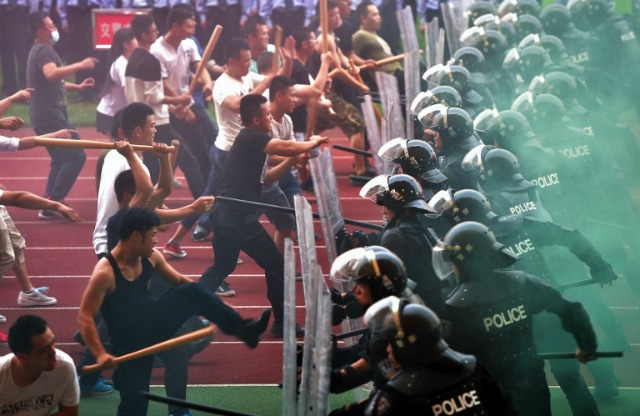 Simulacro de la policía antidisturbios durante la realización de un simulacro de un evento de lanzamiento cuenta regresiva de 100 días para el Grupo de los 20 (G-20) 2.016 cumbre en el Centro de Deportes Meihu Yiwu en Yiwu, provincia de Zhejiang, este de China. La ciudad de Hangzhou ya está dispuesto para el evento anual para empezar y hay muchas esperanzas de que el liderazgo del grupo de China respirará nueva vida a la búsqueda de la recuperación global difícil de alcanzar, según medios estatales chinos STR / AFP