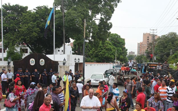 MARACAIBO VENEZUELA 17/10/2013 ECONOMIA PERSONAS DE LA ETNICA WAYUU DE LAS COOPERATIVAS QUE TRANSPORTAN ALIMENTOS A LA ALTA MEDIA Y BAJA GOAJIRA TOMMARON LAS CALLES ALEDANAS A LA RESIDENCIA ORIFICAL DE GOBERNADOR DESDE LA MEDIANOCHE DEL DIA DE HOY LOS MANIFESTANTES PIDIERON HABLAR CON EL GOBERNADOR ARIAS CARDENAS PARA QUE MEDIE EN EL CONFLICTO ENTRE LAS FUERZAS ARMADAS Y ESTOS TRABAJADORES  EN LA FOTO ASPECTO GENERAL DE LA MANIFESTACION