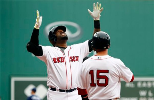 El dominicano David Ortiz, de los Medias Rojas de Boston, festeja con su compañero Dustin Pedroia, luego de conectar un jonrón de dos carreras ante los Rays de Tampa Bay, el domingo 10 de julio de 2016 (AP Foto/Winslow Townson)