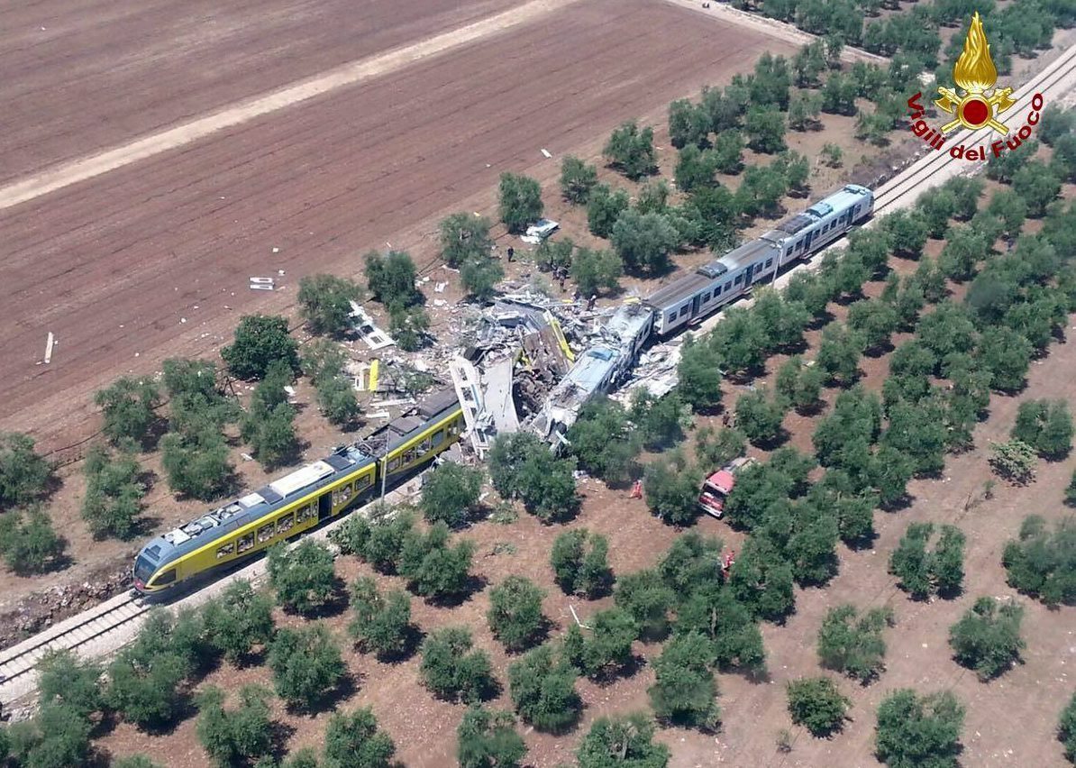 Al menos veinte muertos en choque de trenes en Italia (fotos)