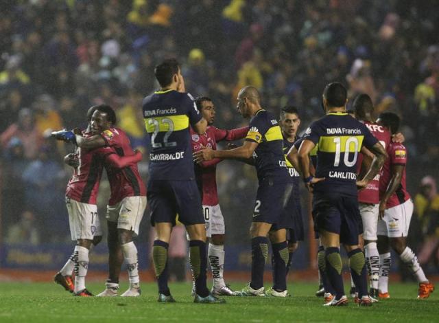 Los jugadores de Independiente del Valle festejan su pase a la final tras vencer a Boca Juniors 3 por 2, durante el partido de vuelta de las semifinales de la Copa Libertadores en el estadio La Bombonera de Buenos Aires. Foto: EFE