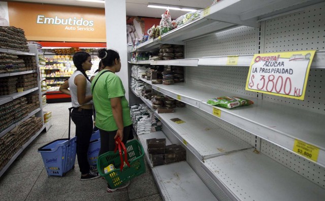 CUC14. CÚCUTA (COLOMBIA), 17/07/2016.- Fotografía de un estante vacío tras las compras de venezolanos hoy, domingo 17 de julio de 2016, en Cúcuta (Colombia). Unos 35.000 venezolanos cruzaron a primera hora de hoy a Colombia a través de tres puentes internacionales para comprar víveres, artículos de primera necesidad y medicamentos, en una nueva jornada de apertura temporal en la frontera, informaron fuentes oficiales. EFE/Schneyder Mendoza