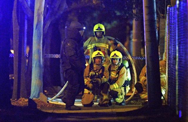 Personal de emergencias de Nueva Gales del Sur llegan a la comisaría de policía Merrylands en Memorial Ave, al oeste de Sídney, después de que un hombre empotrase su coche cargado con cilindros de gas contra las dependencias policiales en lo parece un intento de atentado, en Australia, hoy, 21 de julio de 2016. EFE/Sam Mooy