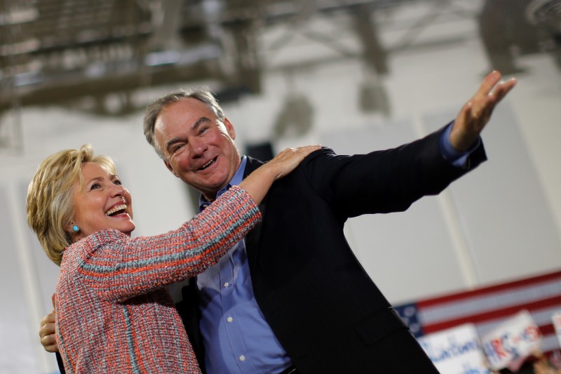 Kaine dice sentirse “honrado” de acompañar a Clinton en fórmula presidencial