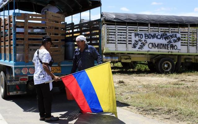 El abastecimiento en Colombia pasó del 30 % hace ocho días al 65 % tras las medidas tomadas por el Gobierno frente al paro camionero que hoy vive su jornada número 40, informó hoy el ministro de Defensa, Luis Carlos Villegas. "Eso da tranquilidad, inclusive en (la ciudad de) Cúcuta, donde vamos a tener en las próximas horas una demanda importante de bienes y servicios por parte de venezolanos", indicó Villegas en una rueda de prensa en referencia a la llegada de ciudadanos de ese país en busca de víveres y medicamentos. EFE/Ricardo Maldonado Rozo