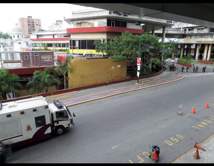 Militarizados los alrededores del CNE (Fotos)