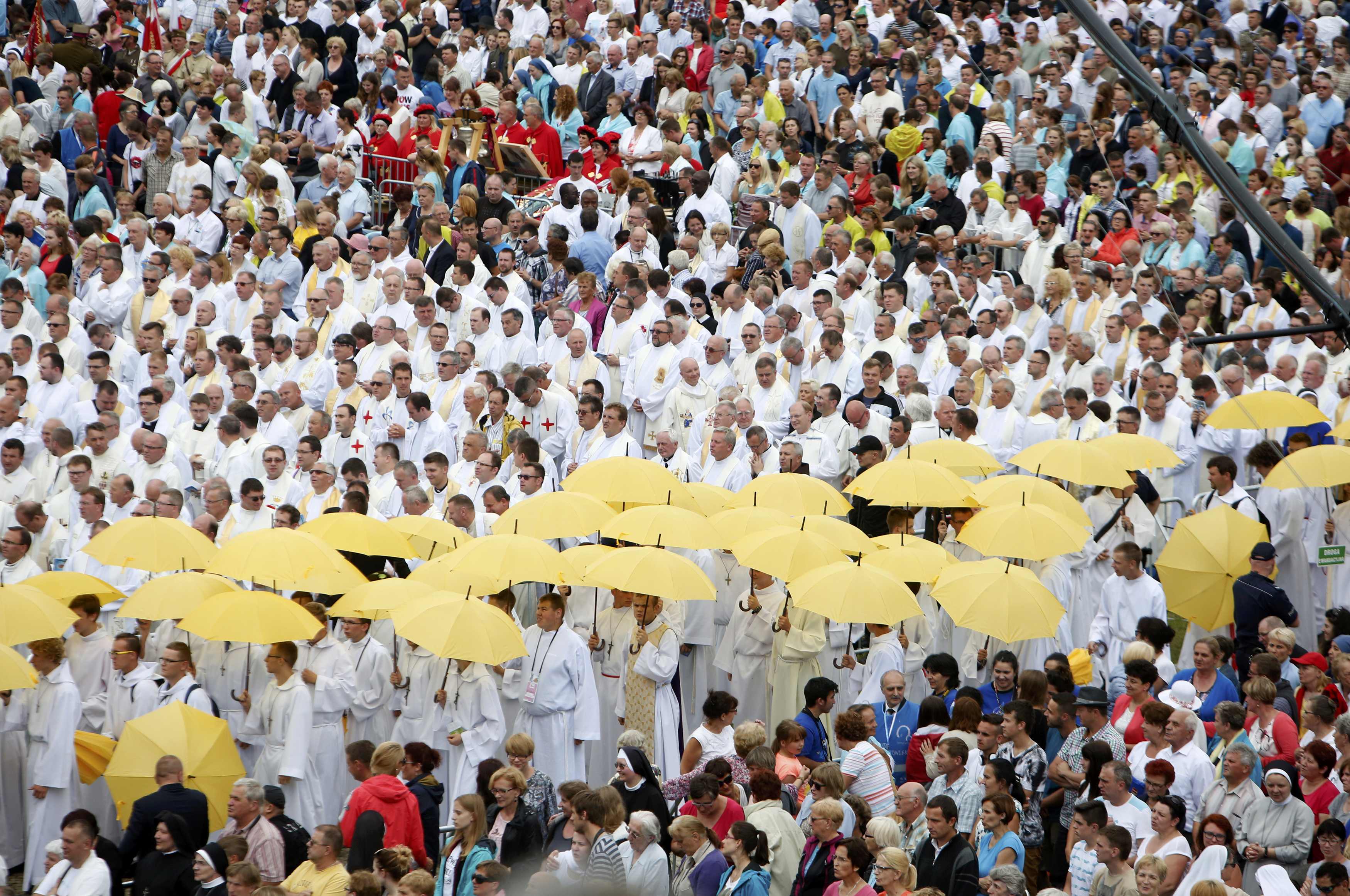 Los polacos acogieron con calor a Francisco, pero no olvidan a Juan Pablo II