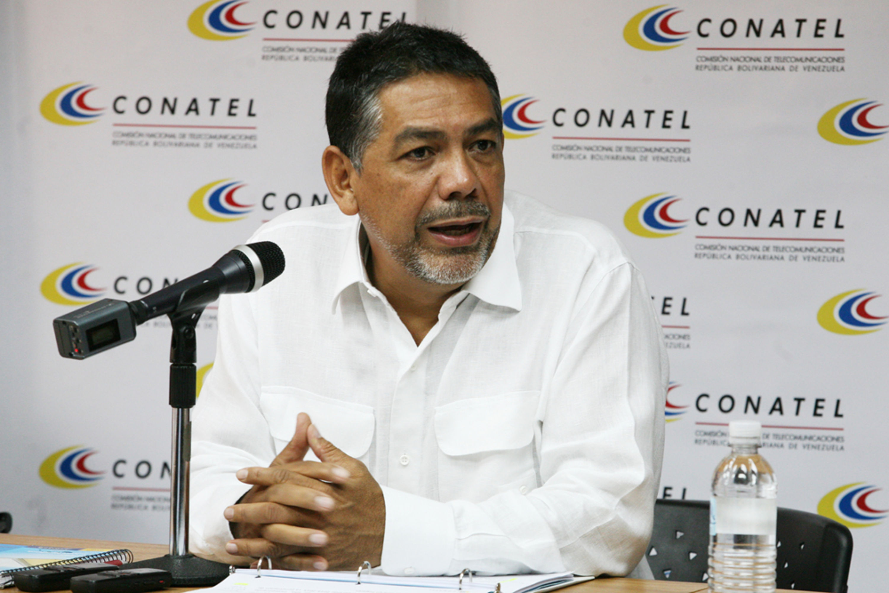 Conatel ordena a telefónicas devolver cobro excesivo en tarifas de servicios