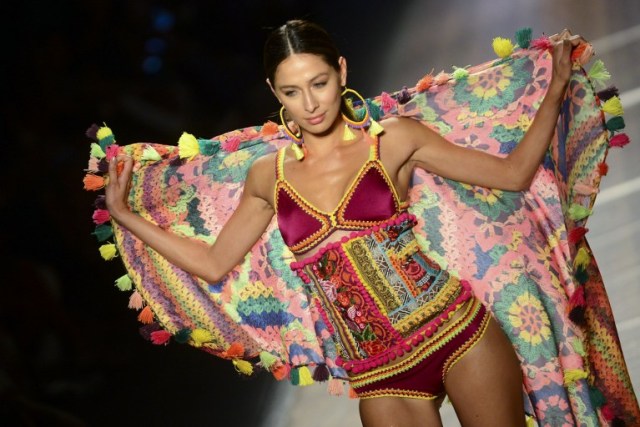 Modelo presenta las creaciones de la marca colombiana Agua Bendita durante el desfile de moda Colombiamoda en Medellín, departamento de Antioquia, Colombia, el 28 de julio de 2016. RAUL ARBOLEDA / AFP