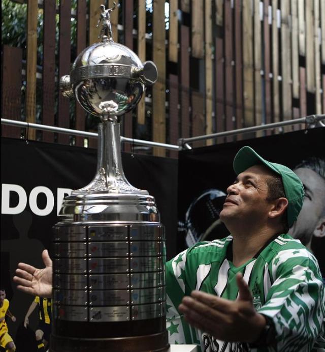 Un aficionado observa hoy, martes 26 de julio de 2016, en Medellín (Colombia), el trofeo de la Copa Libertadores de América un día antes del partido de la final entre Atlético Nacional e Independiente del Valle. EFE/Luis Eduardo Noriega A.