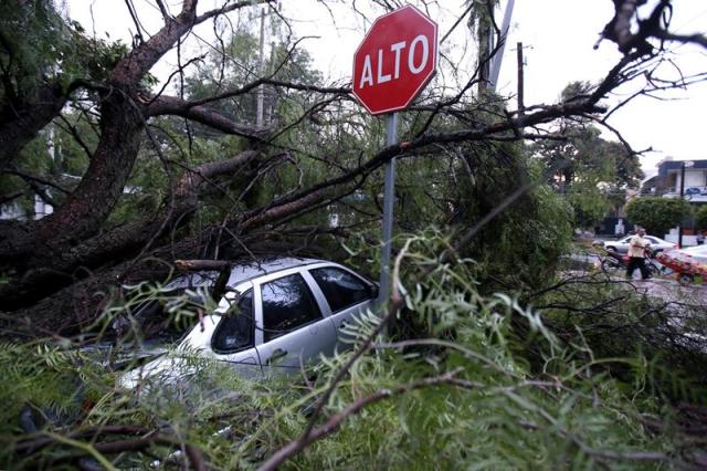  Vista general hoy, martes 26 de julio de 2016, de los daños por las lluvias en la ciudad de Guadalajara, en el estado de Jalisco (México). El ciclón Frank se convirtió hoy en huracán categoría I a 805 kilómetros al oeste de Cabo San Lucas, en el estado de Baja California Sur. El flujo de humedad del Océano Pacífico y el Golfo de México, aunado con canales de baja presión en el interior del país, provocarán chubascos fuertes con tormentas locales muy fuertes en Durango, Sinaloa, Nayarit y Jalisco, informó el Servicio Meteorológico Nacional (SMN).EFE/Ulises Ruiz Basurto