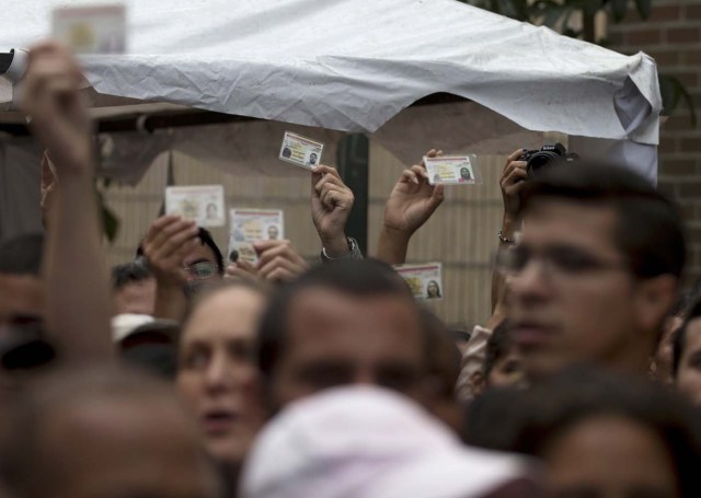 ARCHIVO - Esta foto de archivo del 24 de junio de 2016 muestra a opositores venezolanos que reclaman la validación de las firmas reunidas para un referendo revocatorio del mandato del presidente Nicolás Maduro. La coalición opositora convocó a nuevas marchas a favor del referendo el miércoles 27 de julio de 2016. (AP Foto/Fernando Llano, Archivo)