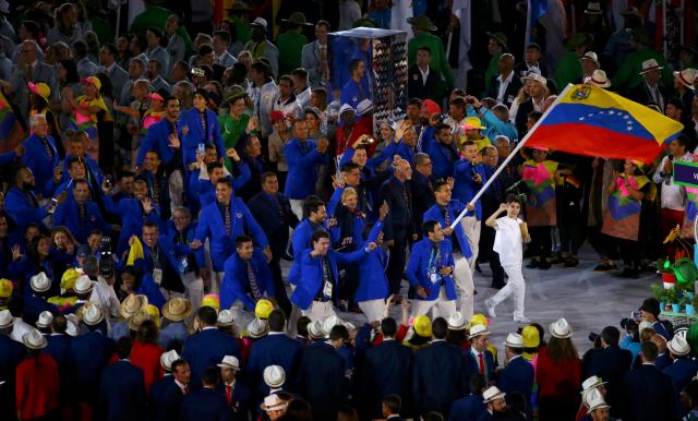 2016 Rio Olympics - Opening ceremony - Maracana - Rio de Janeiro, Brazil - 05/08/2016. Flag-bearer Ruben Limardo Gascon (VEN) of Venezuela leads his contingent during the opening ceremony. REUTERS/David Gray FOR EDITORIAL USE ONLY. NOT FOR SALE FOR MARKETING OR ADVERTISING CAMPAIGNS.