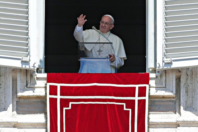 Pope Francis blesses as he lead the Angelus prayer in Saint Peter's Square at the Vatican August 7, 2016. REUTERS/Max Rossi