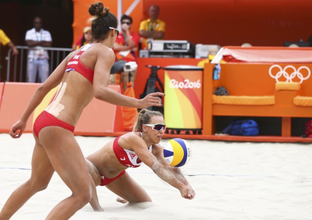 2016 Rio Olympics - Beach Volleyball - Women's Preliminary - Beach Volleyball Arena - Rio de Janeiro, Brazil - 07/08/2016. Monika Brzostek (POL) of Poland and Kinga Kolosinska (POL) of Poland compete. REUTERS/Ruben Sprich FOR EDITORIAL USE ONLY. NOT FOR SALE FOR MARKETING OR ADVERTISING CAMPAIGNS.