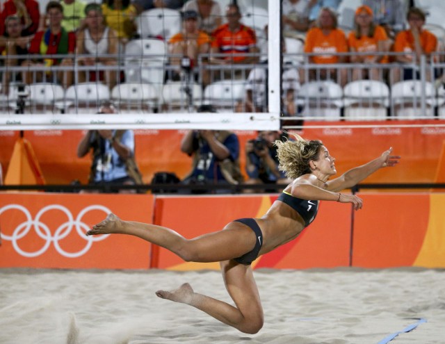 2016 Rio Olympics - Beach Volleyball - Women's Preliminary - Beach Volleyball Arena - Rio de Janeiro, Brazil - 09/08/2016. Laura Ludwig (GER) of Germany competes.  REUTERS/Ruben Sprich   FOR EDITORIAL USE ONLY. NOT FOR SALE FOR MARKETING OR ADVERTISING CAMPAIGNS.