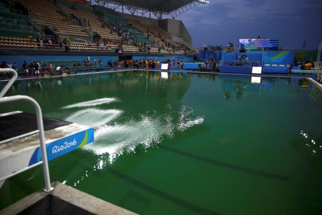 Foto del martes de una vista general de la piscina de clavados en los Juegos de Río. Ago 9, 2016. El agua en la piscina de clavados en los Juegos Olímpicos era de un verde brillante el martes, un hecho que sorprendió al menos a una de las competidoras que dijo que no podía ver a su compañera bajo el agua, aunque los organizadores afirmaron que no existían riesgos para la salud de los deportistas. REUTERS/Michael Dalder