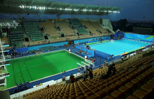 Foto del martes de una vista general de la piscina de clavados (I) y la de waterpolo (D) en los Juegos de Río. Ago 9, 2016.  El agua en la piscina de clavados en los Juegos Olímpicos era de un verde brillante el martes, un hecho que sorprendió al menos a una de las competidoras que dijo que no podía ver a su compañera bajo el agua, aunque los organizadores afirmaron que no existían riesgos para la salud de los deportistas. REUTERS/Antonio Bronic