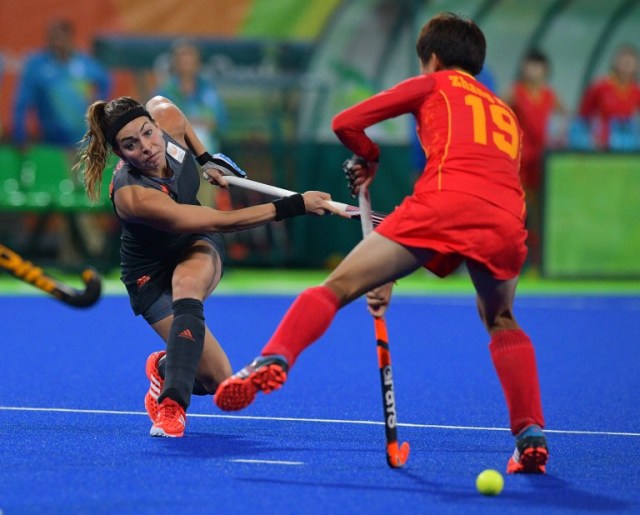 Netherland's Eva de Goede (L) plays a shot past China's Zhang Xiaoxue during the women's field hockey China vs Netherlands match of the Rio 2016 Olympics Games at the Olympic Hockey Centre in Rio de Janeiro on August, 10 2016