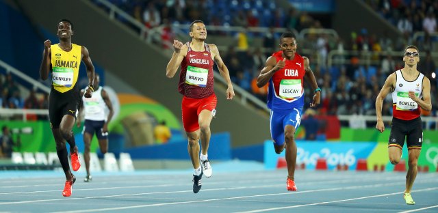 De izq. a der.: Fitzroy Dunkley (Jamaica), Alberth Bravo, (Venezuela), Yoandys Lescay (Cuba) y Kevin Borlee (Bélgica) en la prueba de los 400 metros planos. Foto:  Reuters/Lucy Nicholson 