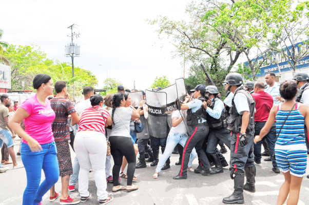 Entre empujones y gas: Polivargas reprimió protesta en Catia la Mar por bolsas de comida incompletas