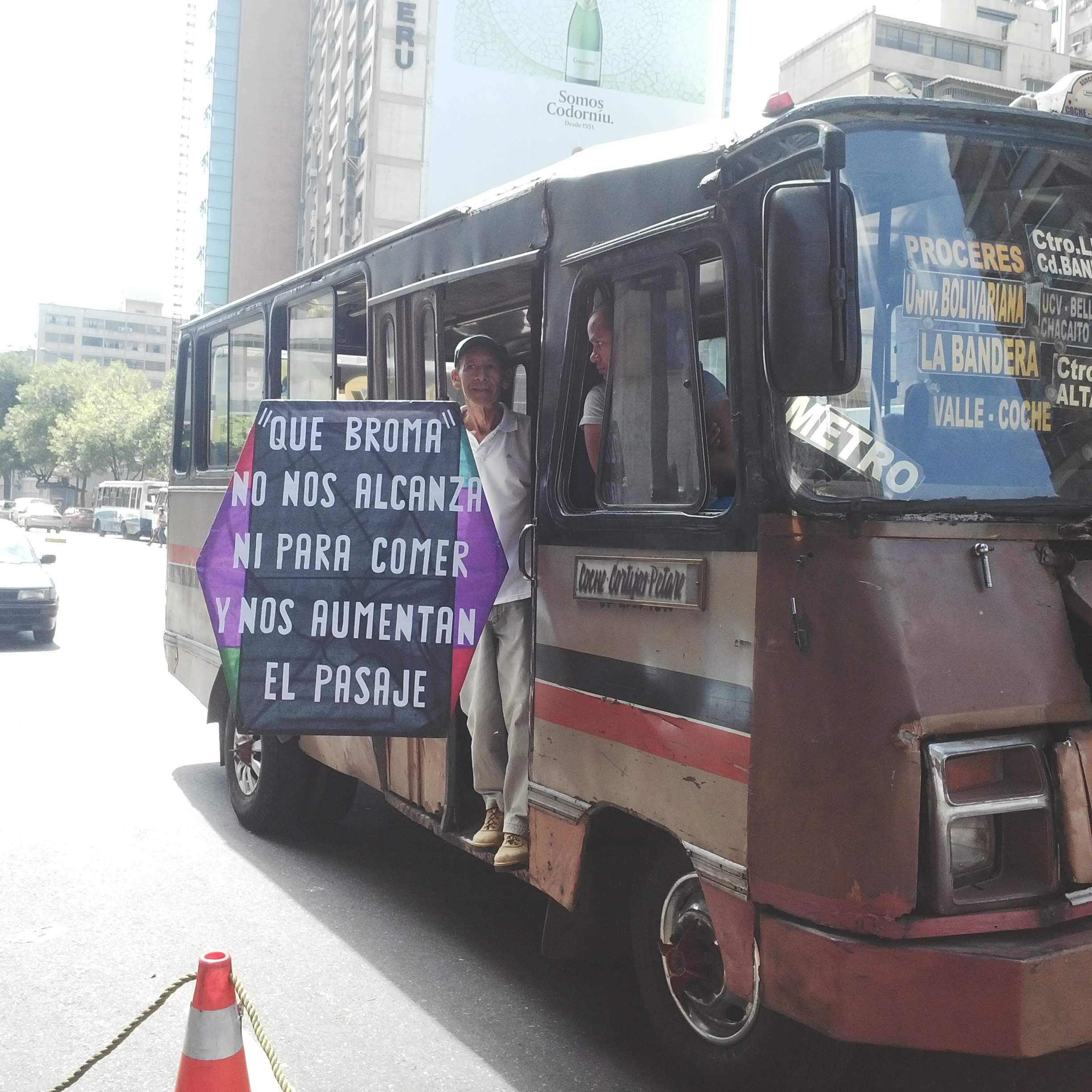 Denuncian que 90% del aumento del salario mínimo se iría solo en pasaje