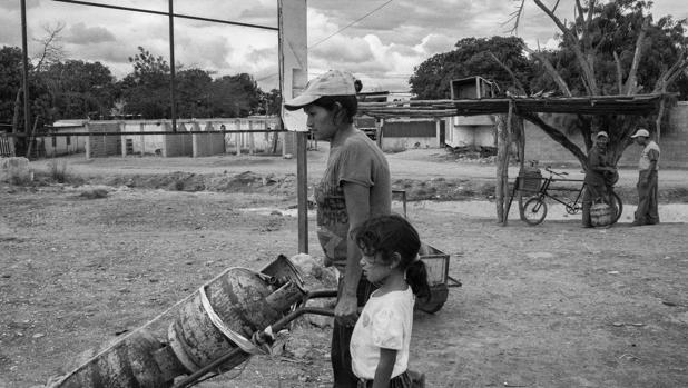 Una mujer, junto a su hija, acuden a la cola del gas. Barquisimeto al igual que otras ciudades del país vive un momento crítico por la falta de abastecimiento de gas. | Vídeo: Caracas: la ciudad más peligrosa del mundo. - ÁLVARO Y. ZAVALA