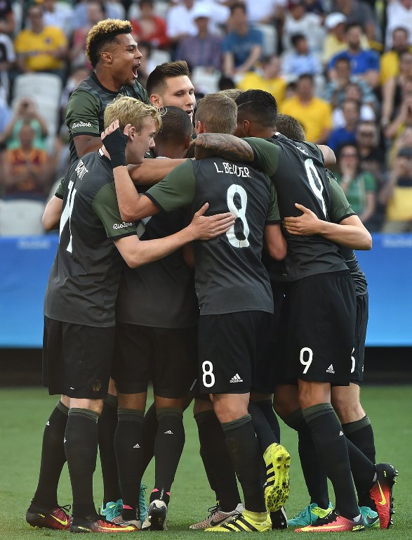 Lukas Klostermann (C) of Germany celebrates with teammates his goal scored against Nigeria during the Rio 2016 Olympic Games men?s semifinal football match at the Arena Corinthians Stadium in Sao Paulo, Brazil on August 17, 2016. / AFP PHOTO / NELSON ALMEIDA