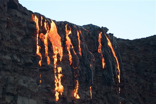 Lava de volcán de Hawaii cae en cascada al océano