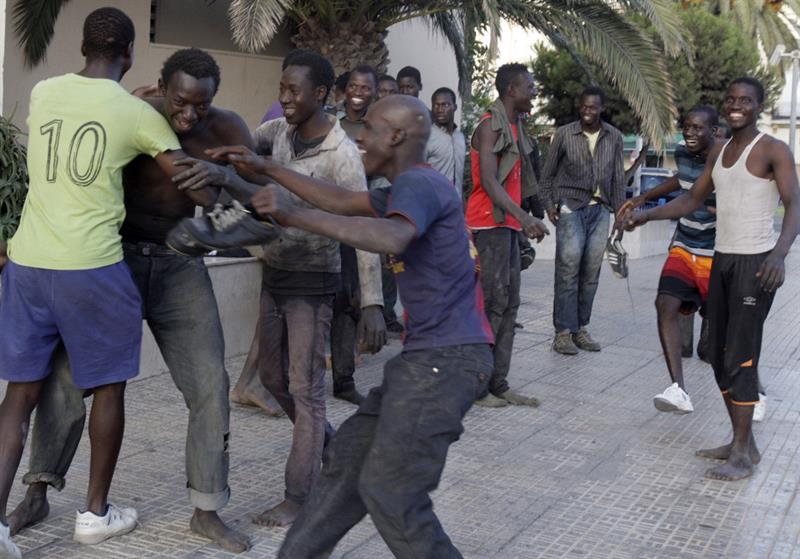 Unos 40 migrantes logran pasar por la valla de Melilla hacia España