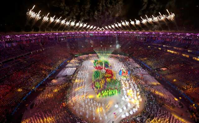 2016 Rio Olympics - Closing ceremony - Maracana - Rio de Janeiro, Brazil - 21/08/2016. Fireworks explode during the closing ceremony. REUTERS/Fabrizio Bensch FOR EDITORIAL USE ONLY. NOT FOR SALE FOR MARKETING OR ADVERTISING CAMPAIGNS.