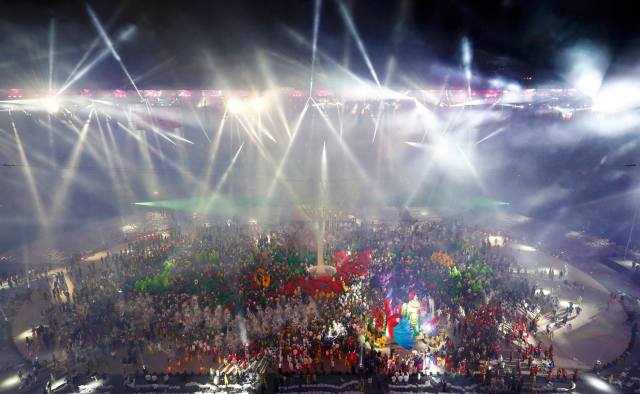 2016 Rio Olympics - Closing ceremony - Maracana - Rio de Janeiro, Brazil - 21/08/2016. Performers take part in the closing ceremony. REUTERS/Fabrizio Bensch FOR EDITORIAL USE ONLY. NOT FOR SALE FOR MARKETING OR ADVERTISING CAMPAIGNS.