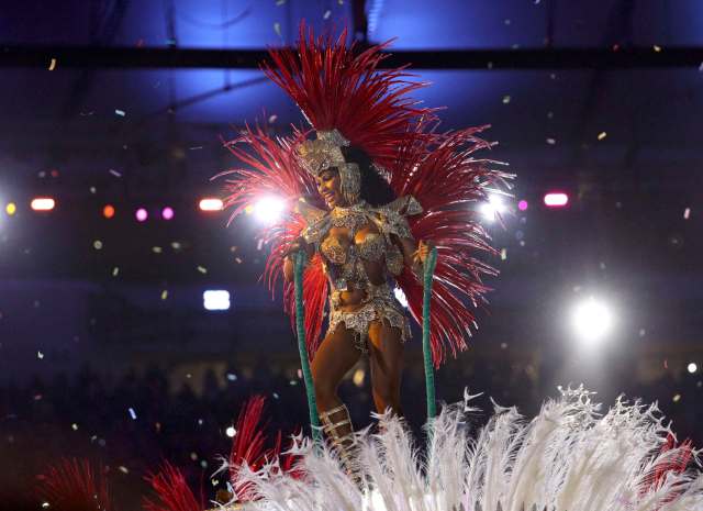 2016 Rio Olympics - Closing ceremony - Maracana - Rio de Janeiro, Brazil - 21/08/2016. Carlos Arthur Nuzman, president of the Rio 2016 Olympic Organizing Committee, speaks with International Olympic Committee President Thomas Bach on stage during the closing ceremony. REUTERS/Stoyan Nenov FOR EDITORIAL USE ONLY. NOT FOR SALE FOR MARKETING OR ADVERTISING CAMPAIGNS.