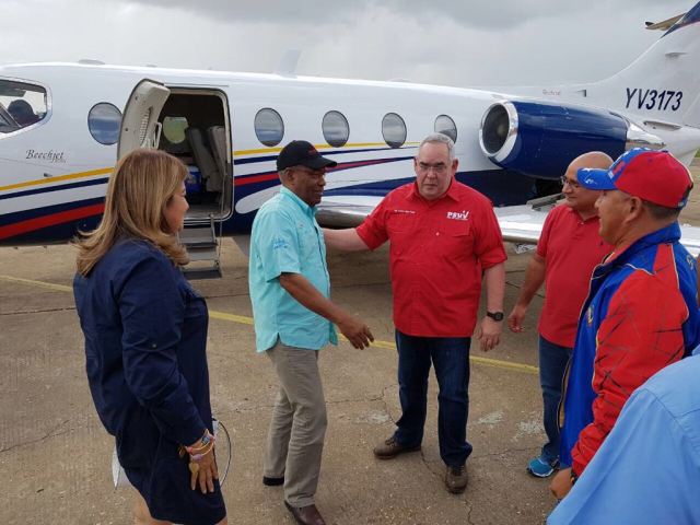 Istúriz y Santaella son recibidos por el gobernador del Estado Bolívar en la pista del aeropuerto de Ciudad Bolívar el pasado 15 de agosto de 2016 / foto @PrensaGoBol