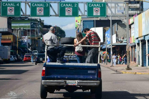 Pick-up, camiones 350 y cavas prestan sus servicios para movilizar pasajeros en Táchira