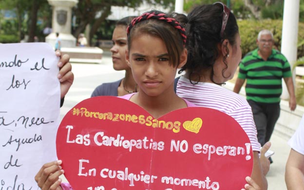 Niño fallece al no poder ser operado del corazón